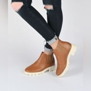 Journee Women’s Roorke Pull on Block Heel Booties